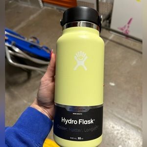 New Hydro Flask Yellow Pineapple 32oz